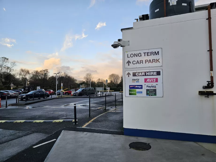 Percurso a pé até às empresas de aluguer de automóveis