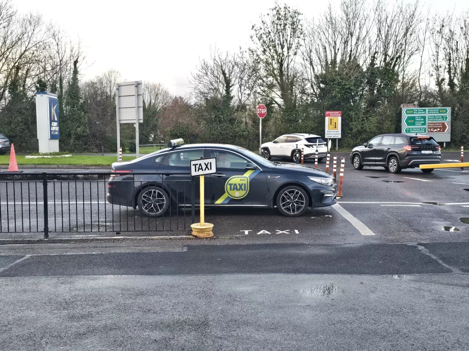 Paragem de táxis em frente ao terminal