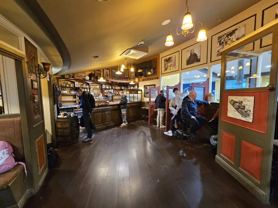 Pub após o controlo de segurança