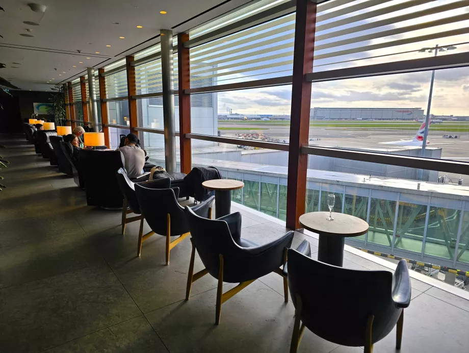 Poltronas com vista para o asfalto