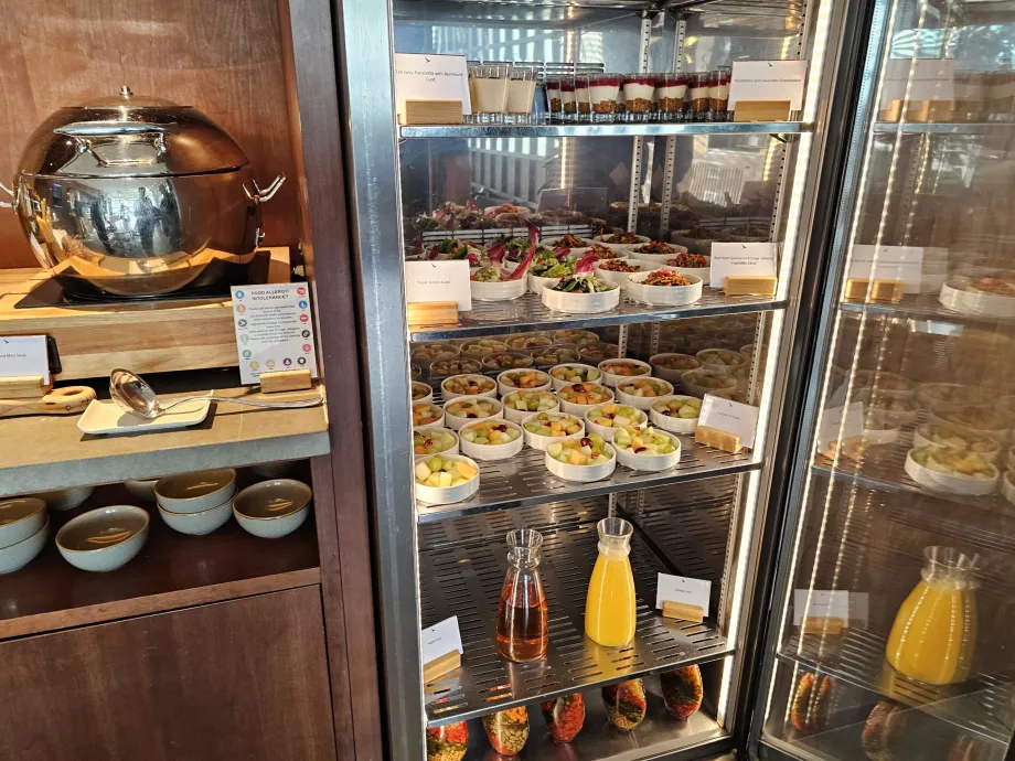 Fruta, panna cotta, sumos e saladas de legumes