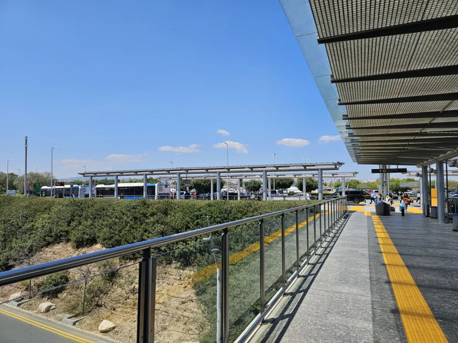 O caminho para as paragens de autocarro (à esquerda)
