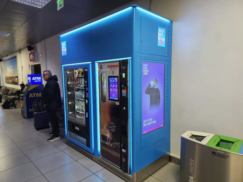 Máquina de venda automática no átrio do aeroporto