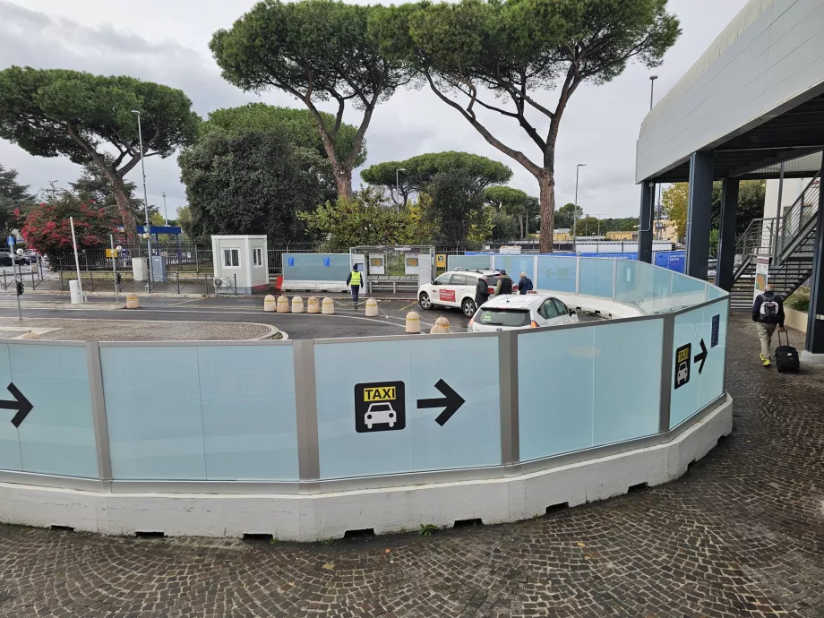 Paragem de táxis em frente ao átrio de chegadas