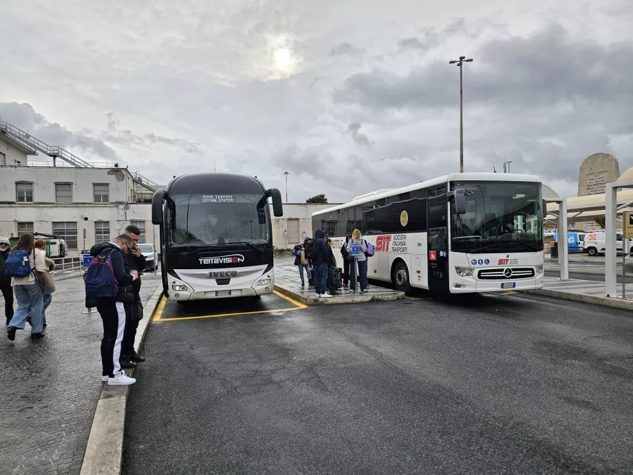 Paragens de autocarros expresso em direção a Roma Termini