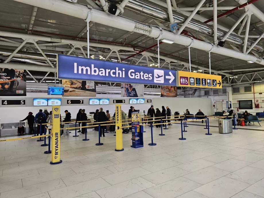 Sala de partidas com balcões de check-in