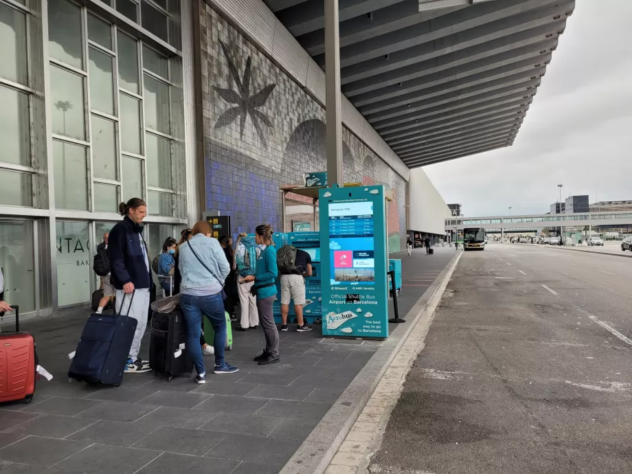 Paragem do Aerobus em frente ao Terminal 2