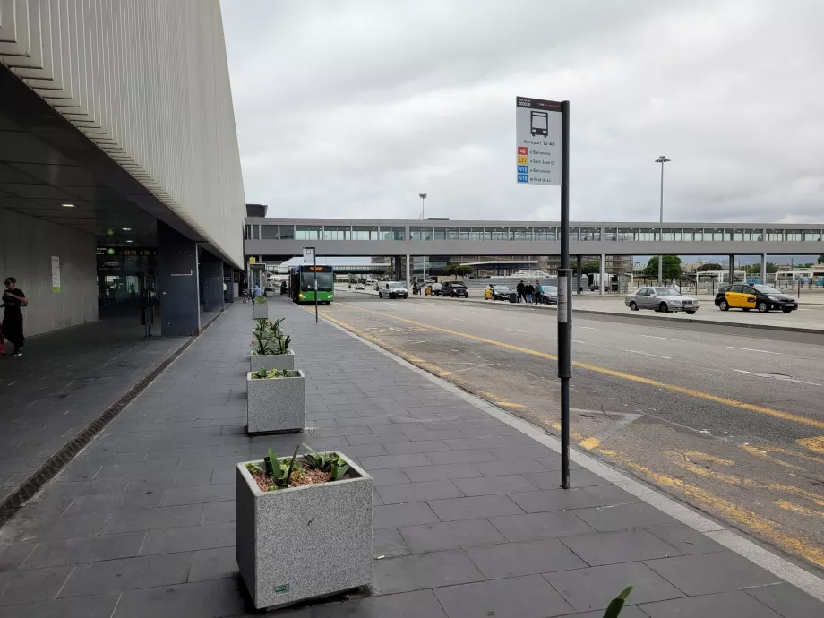 Paragem de autocarro 46 em frente ao Terminal 2