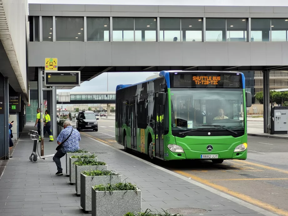 Autocarro de transporte gratuito entre terminais