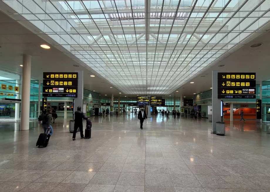 Caminho do Terminal 1 de Chegadas para os transportes públicos