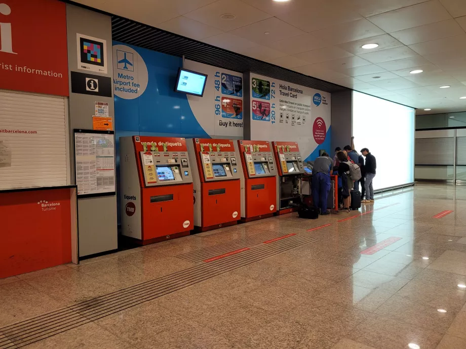 Máquinas de venda automática de bilhetes à entrada do metro