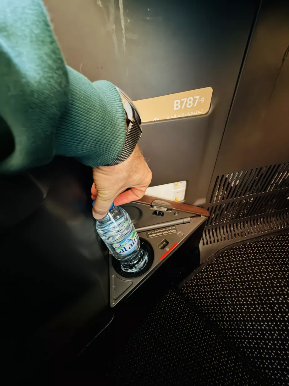 Garrafa de água no compartimento de arrumação