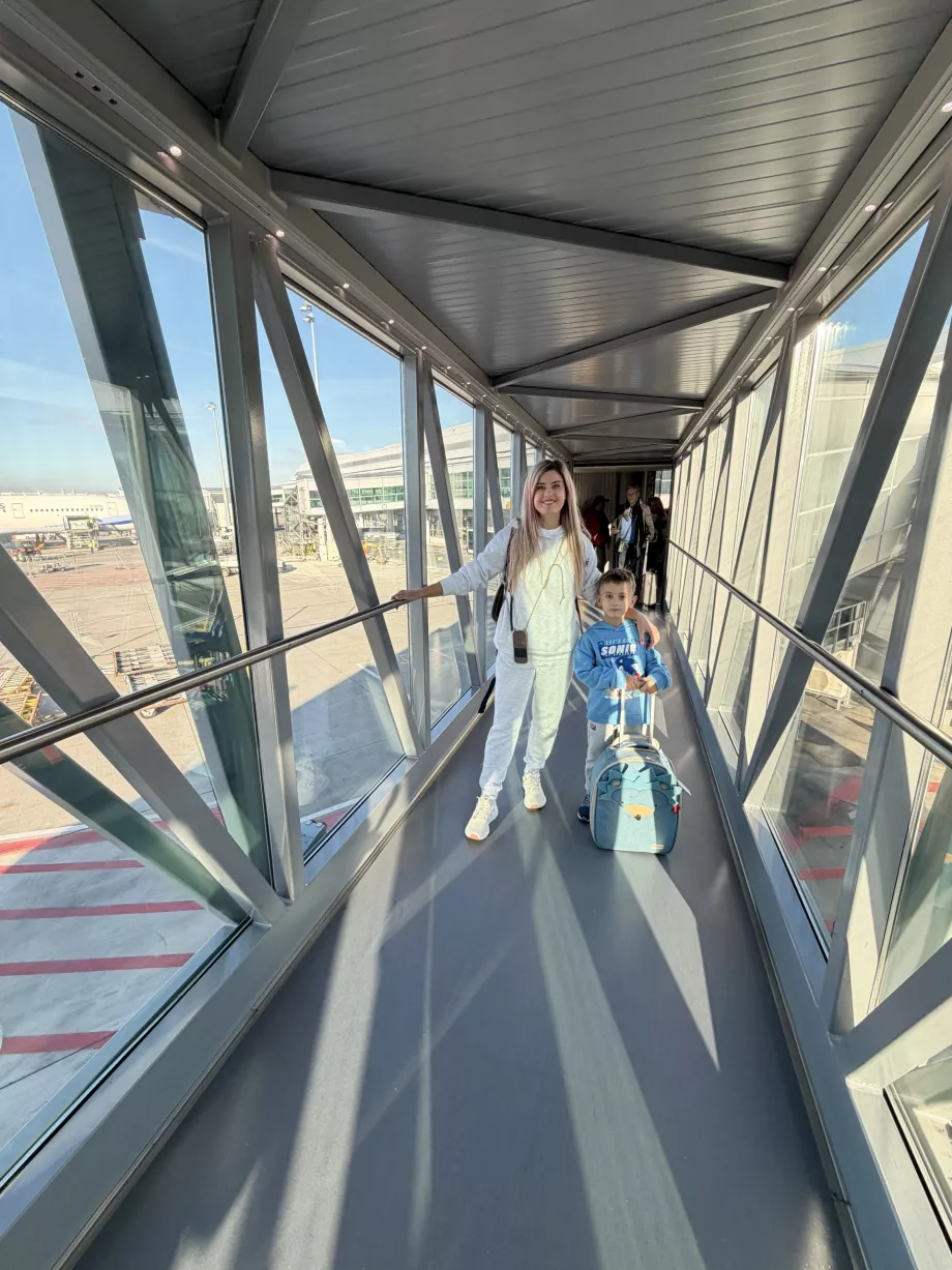 Mulher com filho idoso na ponte