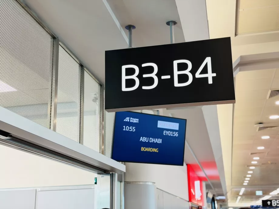 Porta de embarque do voo EY156