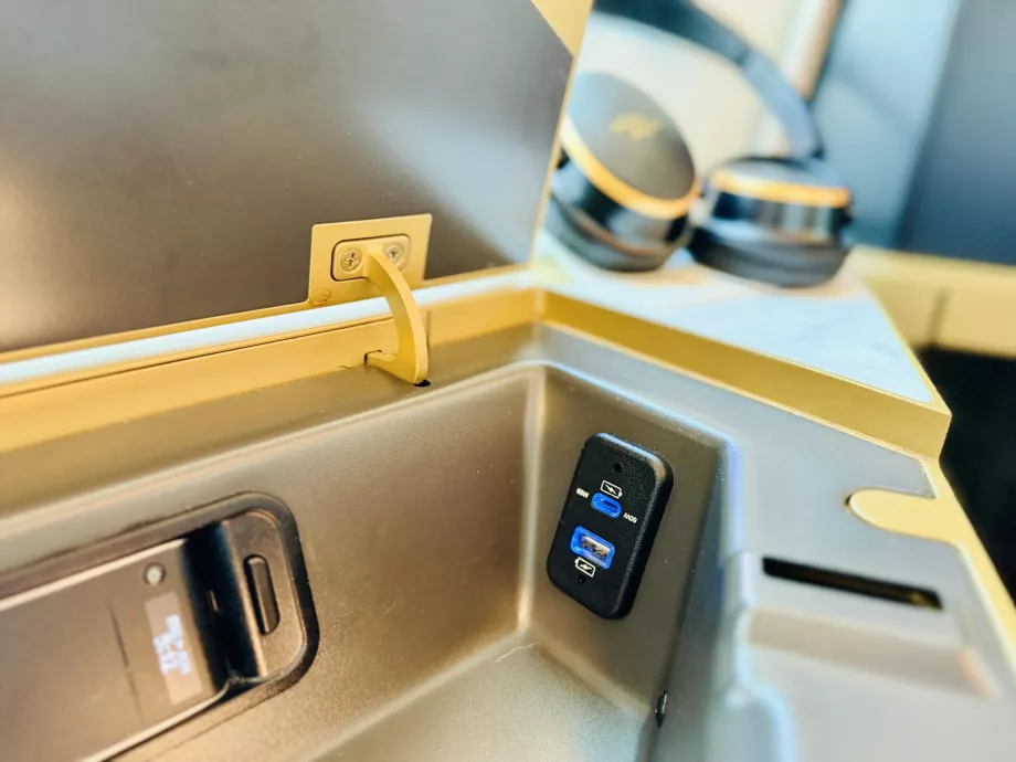 Tomadas USB-C e USB-B para carregamento