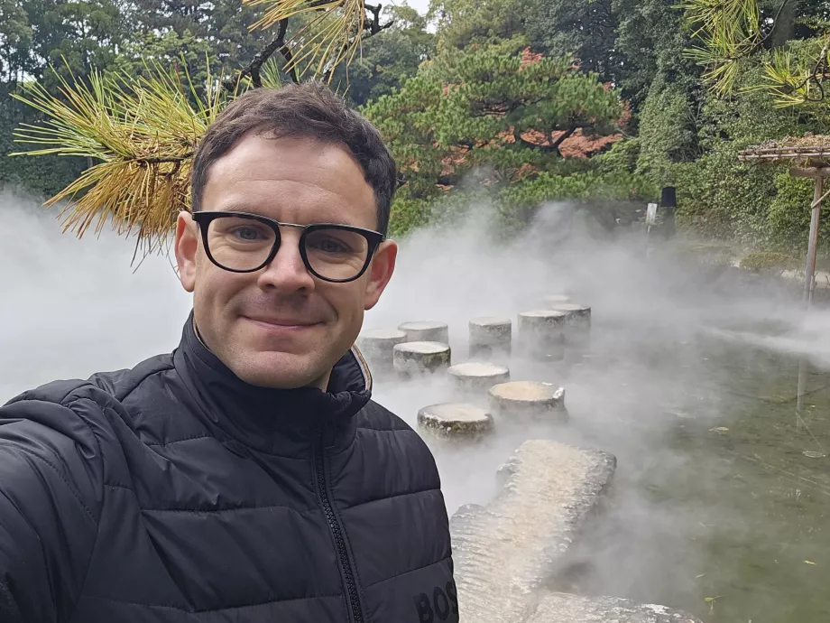 Eu nos jardins do Santuário Heian-Jing