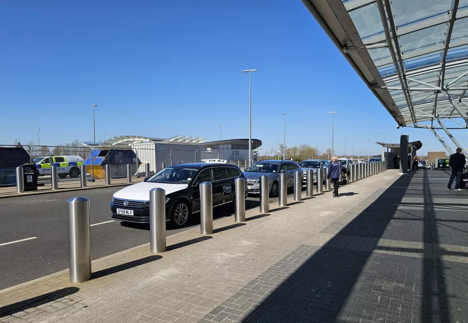 Táxi à porta do aeroporto