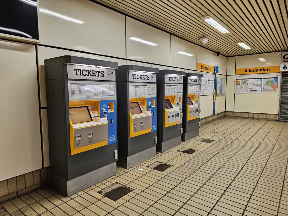 Máquinas de venda automática de bilhetes nas estações de metro