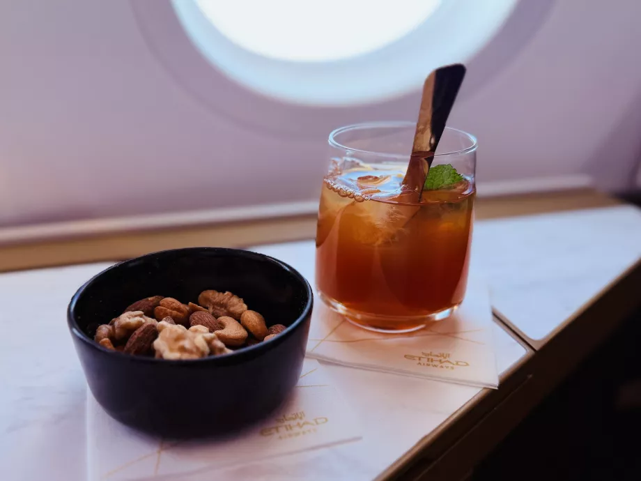 Mistura de nozes aquecida e chá gelado