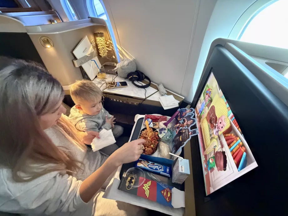 Os bancos são suficientemente espaçosos, mesmo para eles