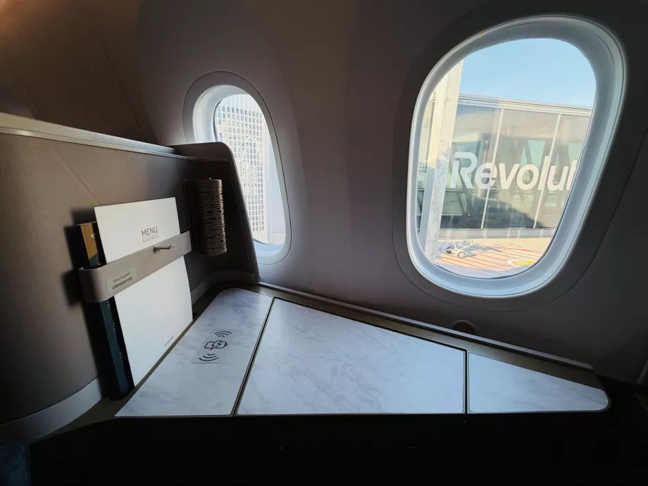 Mesa dobrável e carregamento sem fios