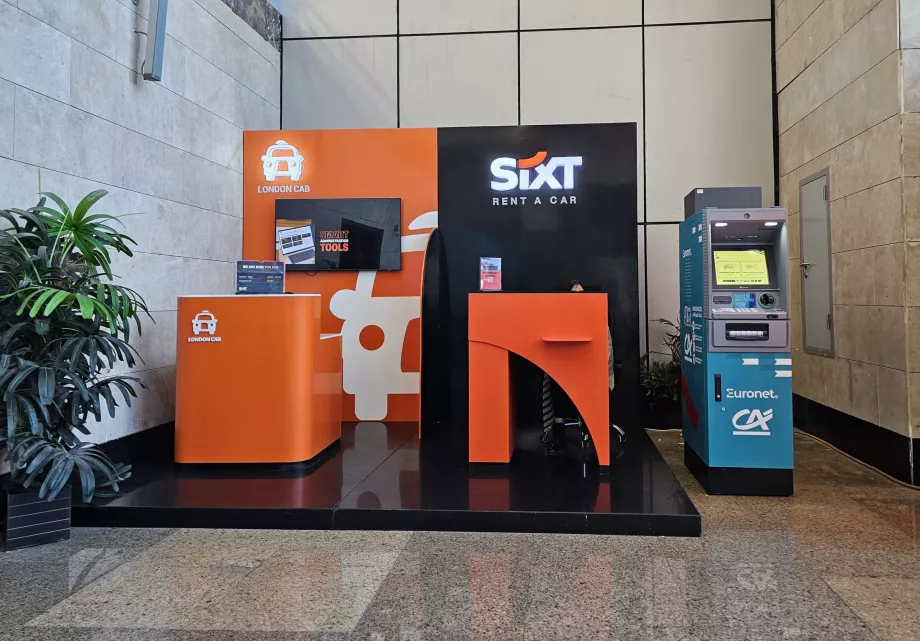 Balcão de aluguer de automóveis no átrio das chegadas