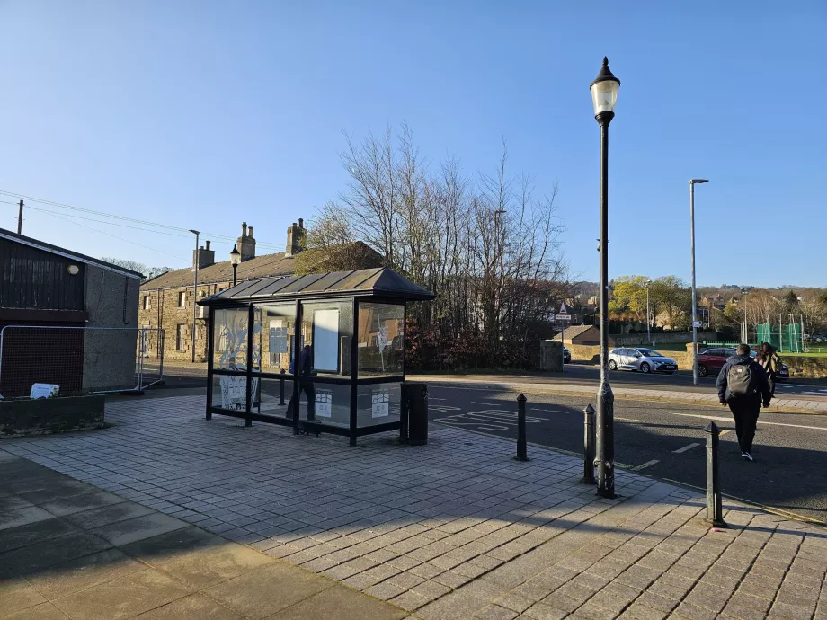 Paragem de autocarro AD122 no exterior da estação ferroviária de Hexham