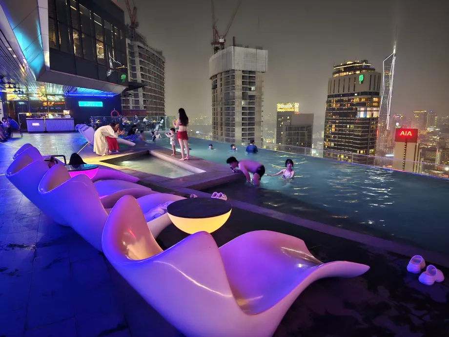 Piscina no terraço à noite