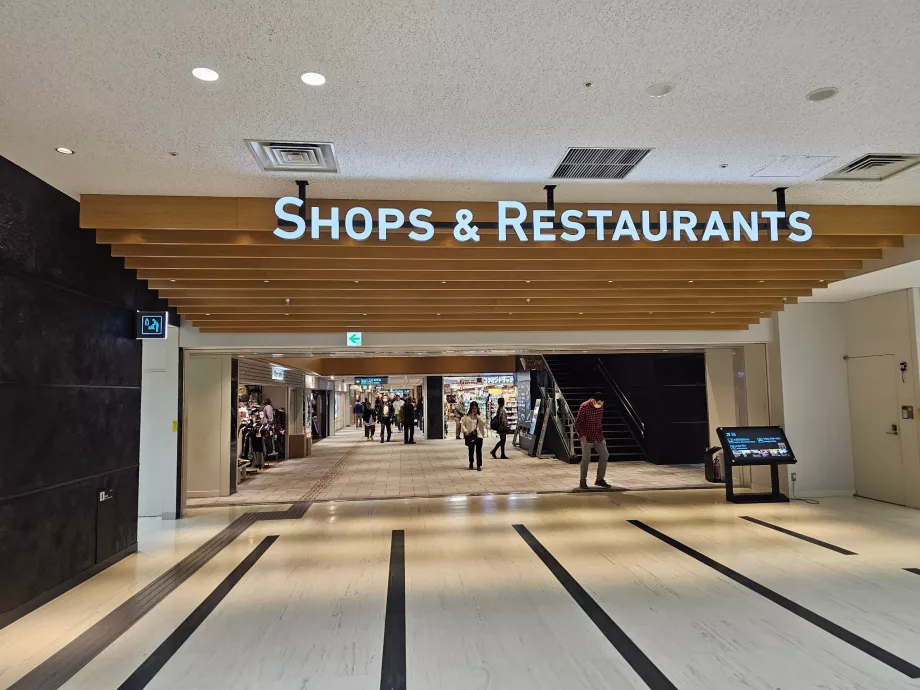 Lojas e restaurantes na zona pública