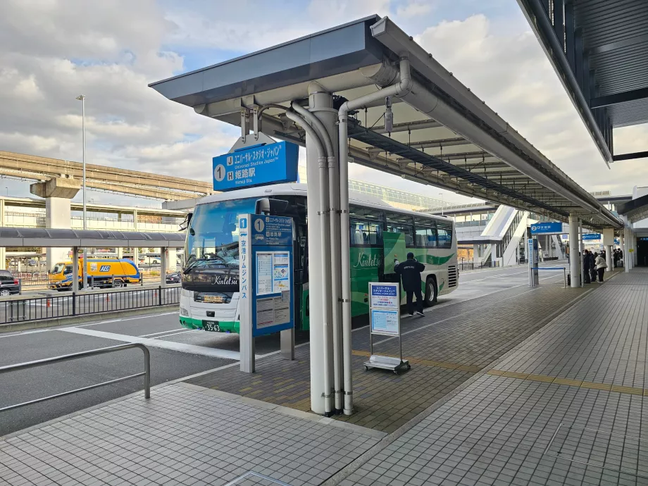 Autocarro em frente ao terminal