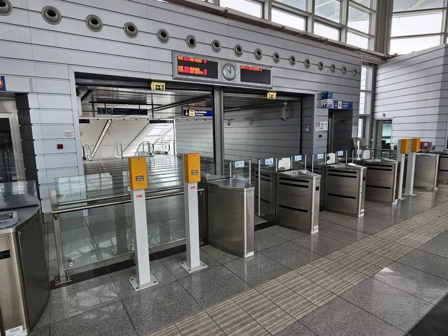 Torniquetes à entrada do metro (anexar ao leitor, o marcador amarelo não é utilizado)