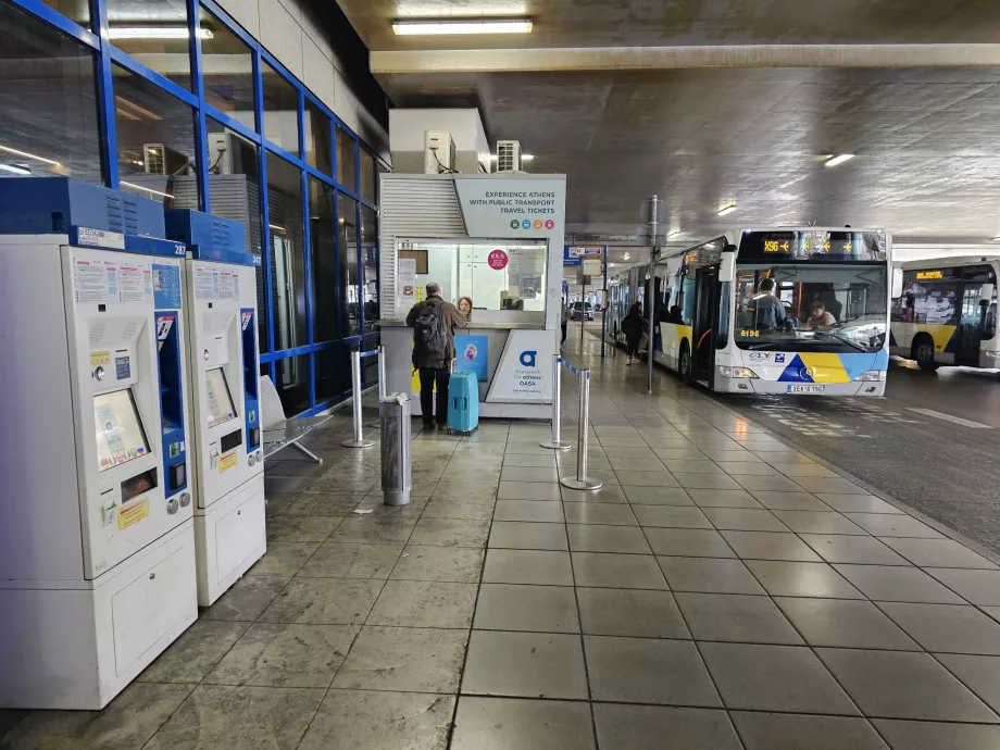 Máquinas de venda automática e bilheteira na paragem de autocarro, Aeroporto de Atenas