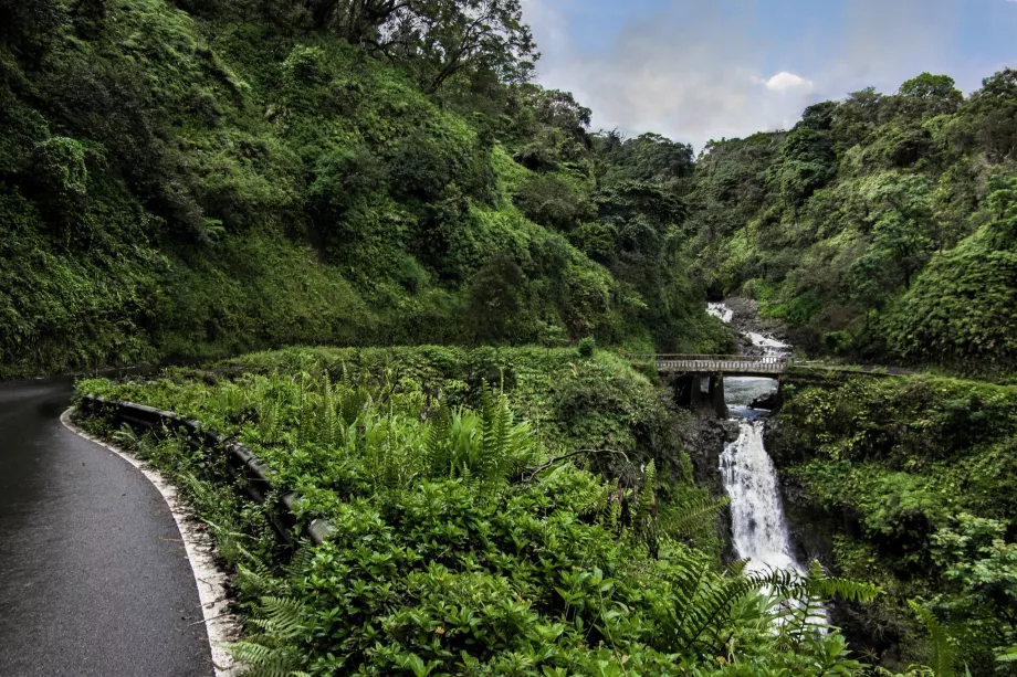 Ponte sobre a cascata na estrada de Hana