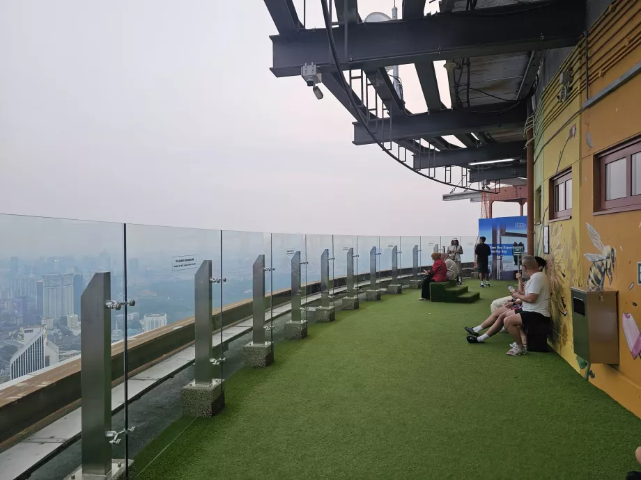 Terraço exterior da Torre Menara