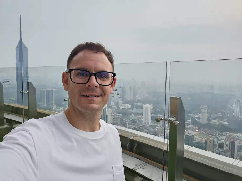 Eu no terraço de observação do Menara