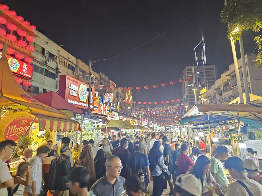 Noite cheia de gente em Jalan Alor