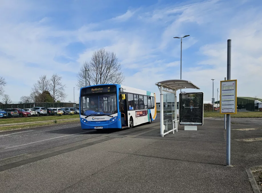 Paragem de autocarro da linha 6 à direita do terminal