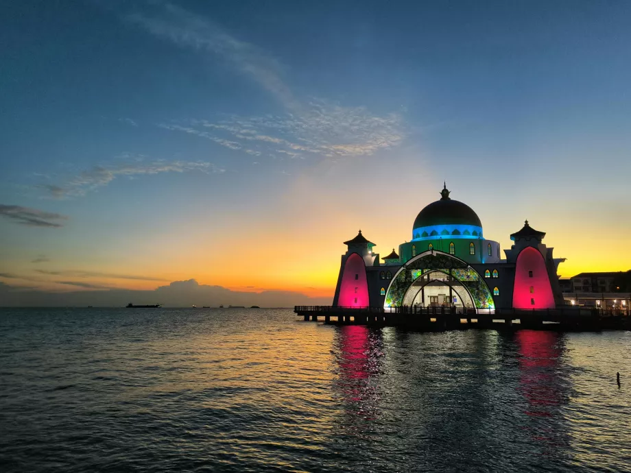 Mesquita Selat Mealaka à noite