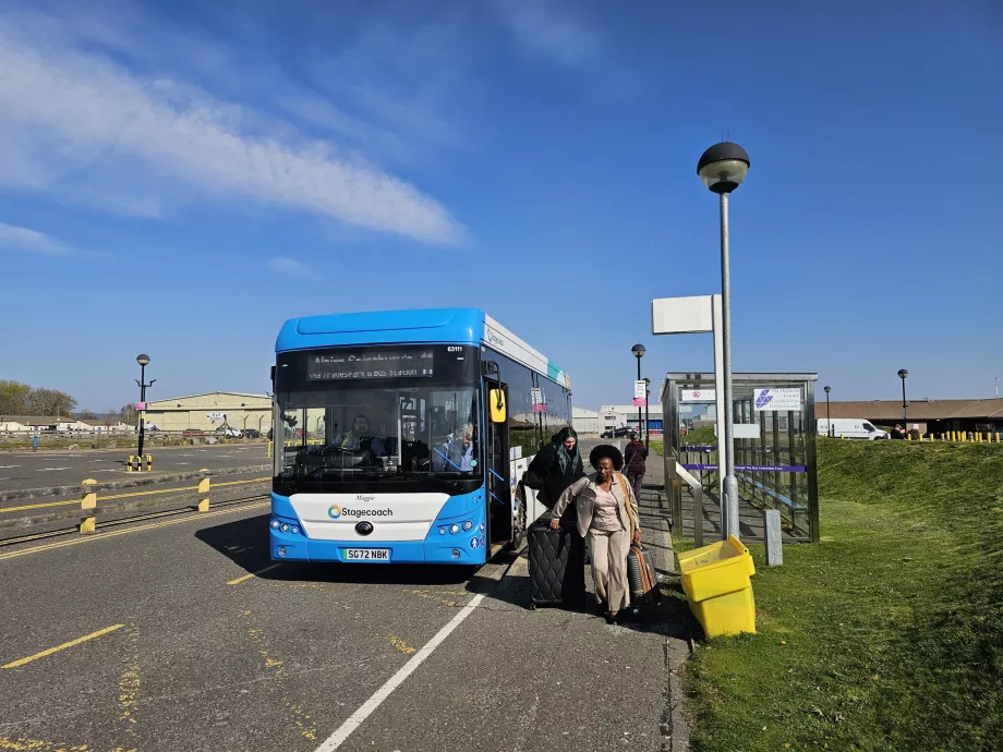 Paragem de autocarro em frente ao terminal (direção Inverness e Nairn)