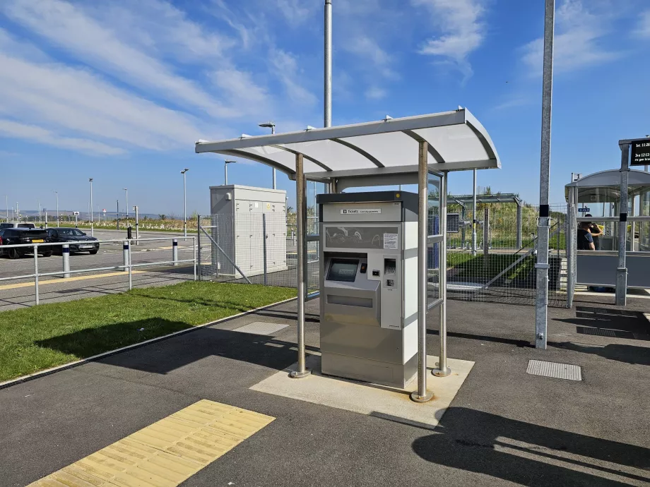 Máquina de venda automática de bilhetes na plataforma do comboio