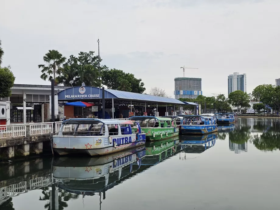 Cruzeiro no rio Melaka