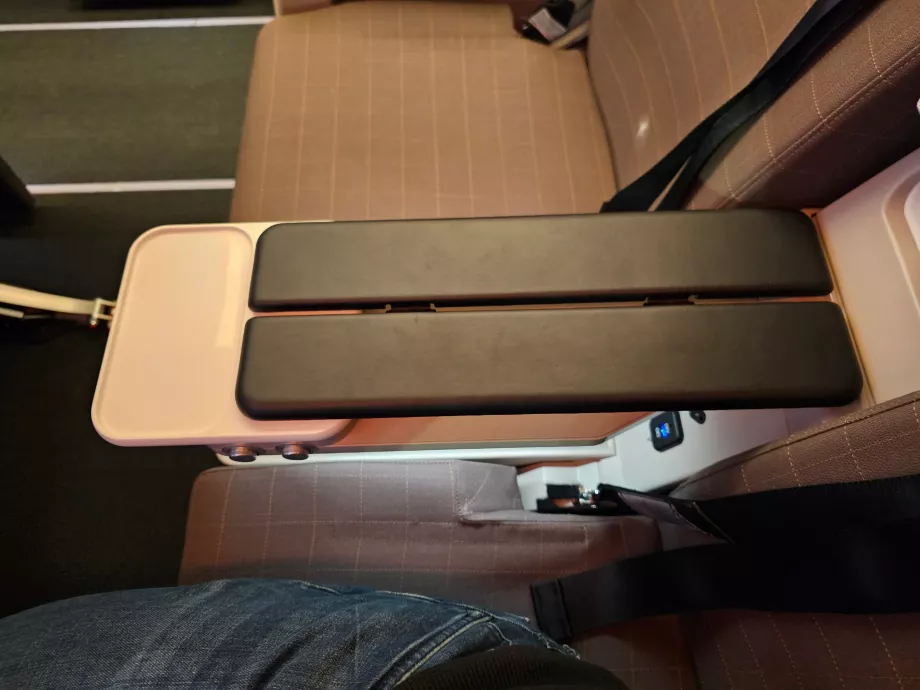 Apoio de braços e espaço de arrumação