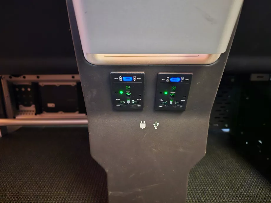 Tomada universal e portas USB-C