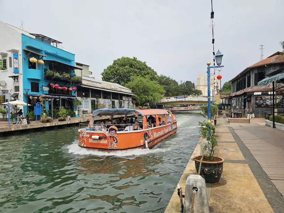 Cruzeiro no rio Melaka