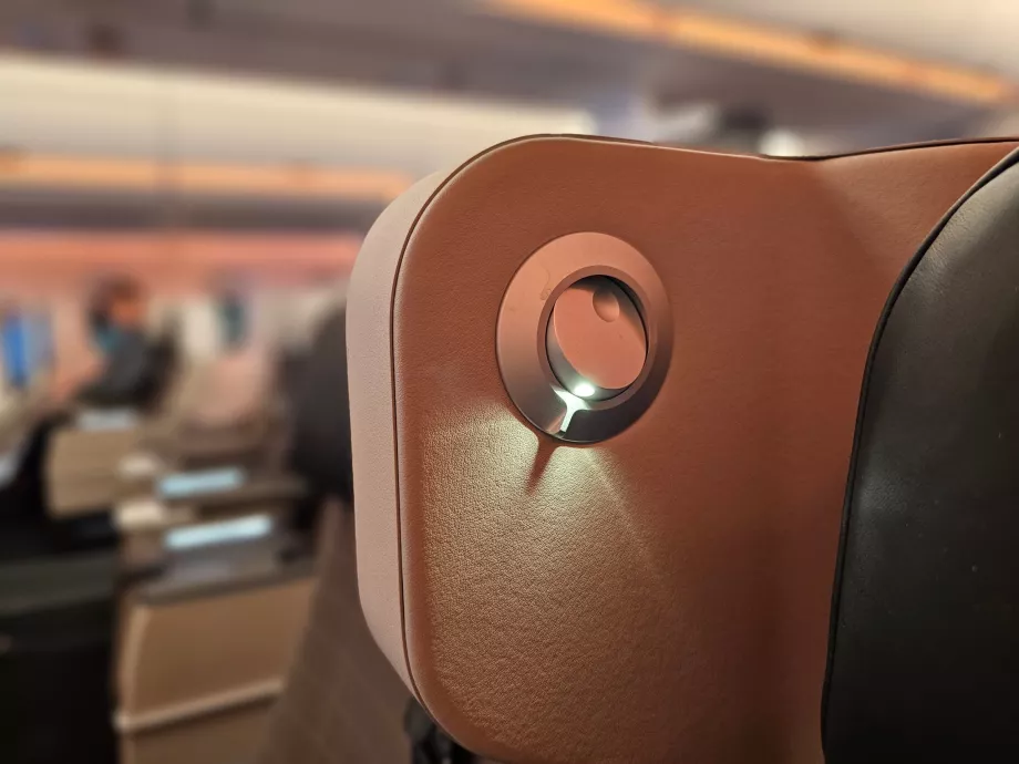 Candeeiro de leitura junto ao assento