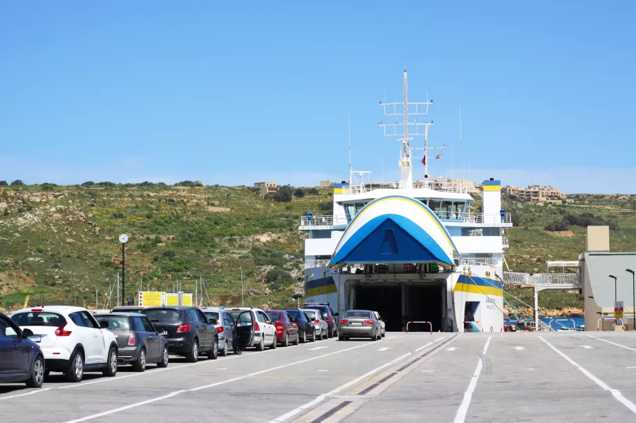 Ferry para automóveis em Gozo