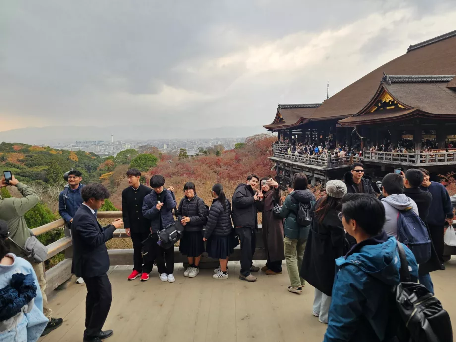 Kiyomizu-dera, uma perspetiva com multidões de pessoas