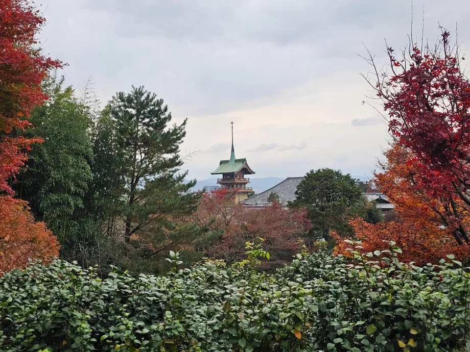 Vista do jardim do Templo Kodai-ji