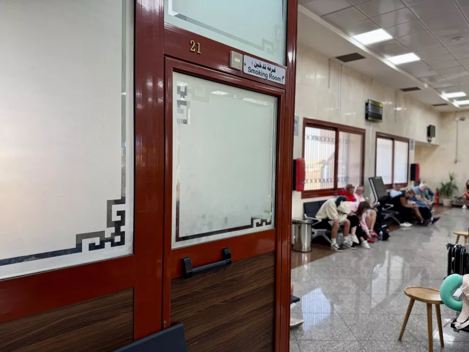 Sala para fumadores na sala de embarque