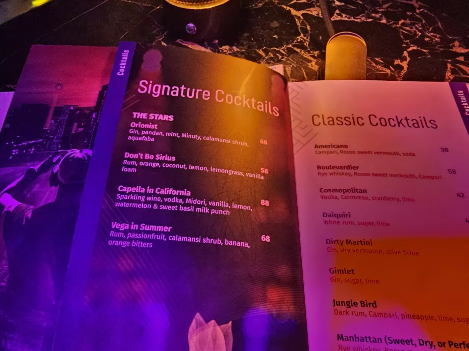 Cocktails de assinatura no bar do hotel